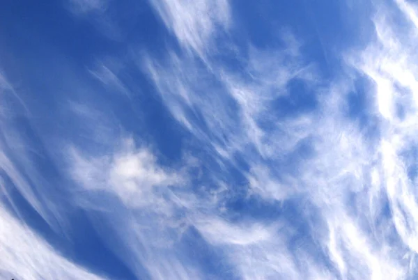 Вечернее Небо Белыми Светлыми Облаками — стоковое фото