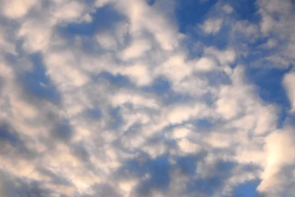 Wrześniowe Niebo Puszystymi Chmurami — Zdjęcie stockowe