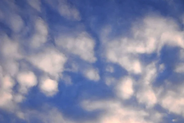 Niebo Jasnymi Białymi Chmurami — Zdjęcie stockowe