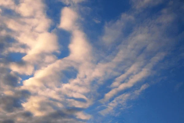Сентябрь Вечернее Небо Пушистыми Облаками — стоковое фото