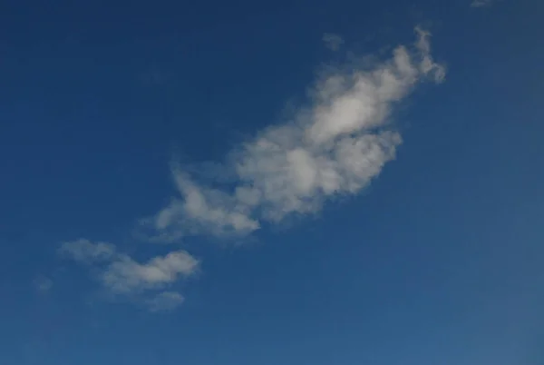 Październik Rano Niebo Białymi Chmurami — Zdjęcie stockowe