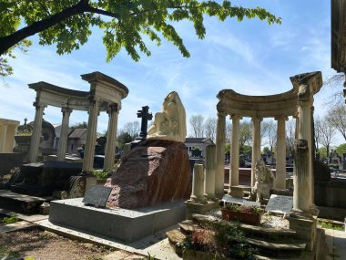 Ancient arch in the Pere-Lachaise cemetery
