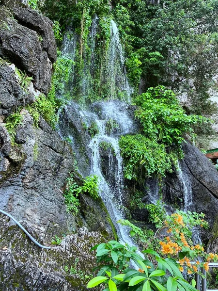 Waterfall Mountain Range — Stockfoto