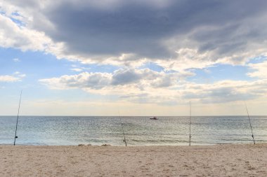 Kumsalda balık oltaları.