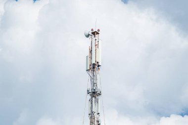 Telekomünikasyon kulesi 4G ve 5G hücresel. Makro Üs İstasyonu. Radyo modülleri ve akıllı antenleri olan 5G radyo ağı telekomünikasyon ekipmanı, bir metalin üzerine monte edilmiş.