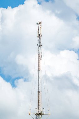 Telekomünikasyon kulesi 4G ve 5G hücresel. Makro Üs İstasyonu. Radyo modülleri ve akıllı antenleri olan 5G radyo ağı telekomünikasyon ekipmanı, bir metalin üzerine monte edilmiş.