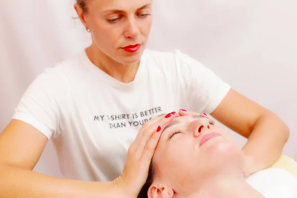 Esteticista Masajeando Cara Mujer Chica Atractiva Que Tiene Tratamiento Facial — Foto de Stock