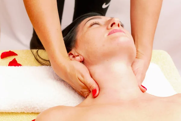 Young Woman Getting Massage Spa Woman Enjoys Relaxing Back Massage — Foto de Stock