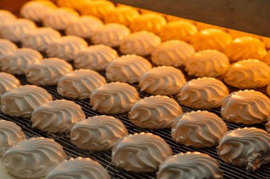 Şekerleme fabrikası. Zephyr ve marshmallow üretim hattı makinesi, yakın çekim.