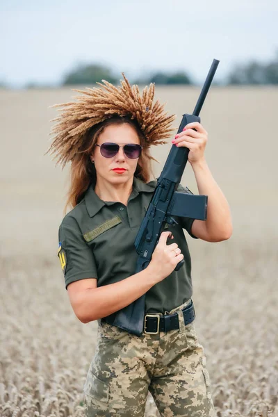 Female Soldier Military Uniform Girl Military Uniform Weapon Ukrainian Woman — Foto Stock