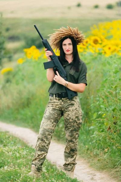 Женщина Солдат Военной Форме Девушка Военной Форме Оружием Украинка Венке — стоковое фото