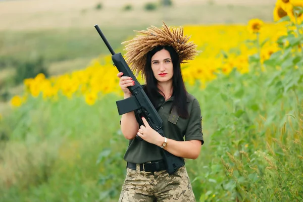 Female Soldier Military Uniform Girl Military Uniform Weapon Ukrainian Woman — Fotografia de Stock