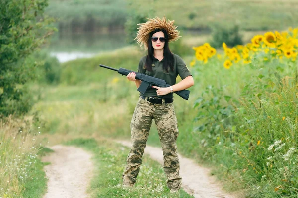 Female Soldier Military Uniform Girl Military Uniform Weapon Ukrainian Woman — Fotografia de Stock