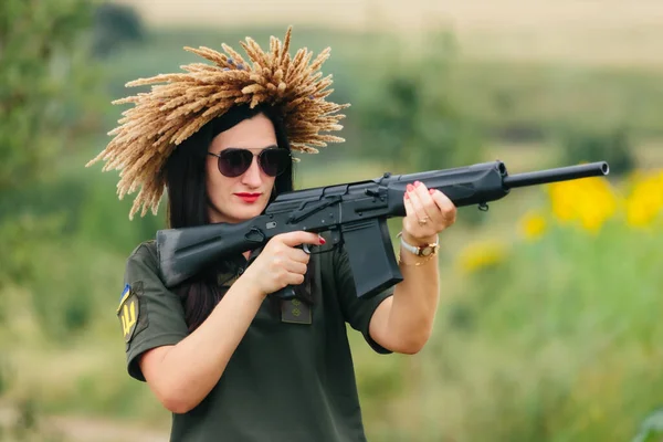 Женщина Солдат Военной Форме Девушка Военной Форме Оружием Украинка Венке — стоковое фото