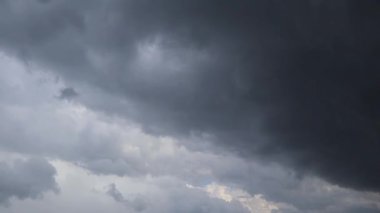 Kara fırtına bulutları gökyüzünde yavaşça sürükleniyor. Kasvetli bir gün, gri yağmur bulutları karanlık gökyüzünde süzülüyor, yağmuru tehdit ediyor. Yağmurlu havada büyülü dramatik gökyüzü