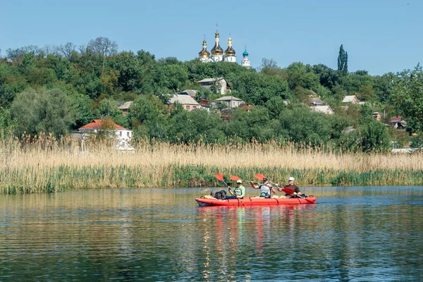 Украина Ромны Мая 2021 Года Группа Счастливых Людей Плавает Байдарках — стоковое фото