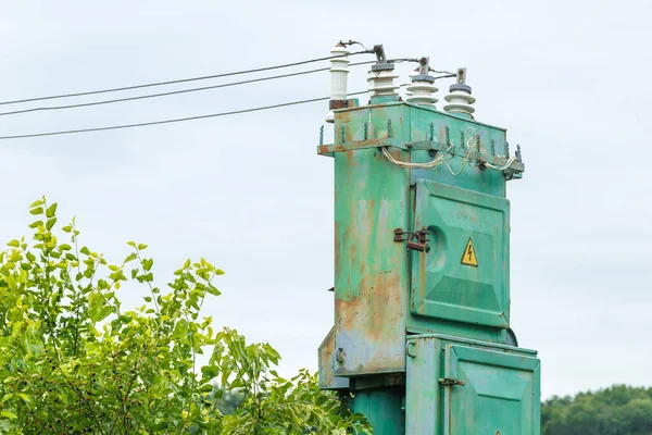 古い高電圧トランスと電源ライン — ストック写真