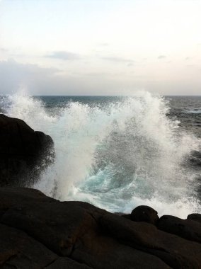 Denizin üzerinde fırtınalı bir gökyüzü