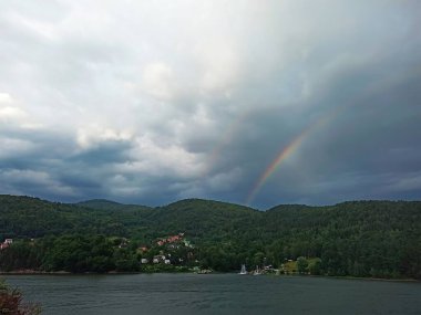 Ywiec Gölü üzerinde çifte Gökkuşağı, Polonya, Beskids Dağları, Temmuz 2022