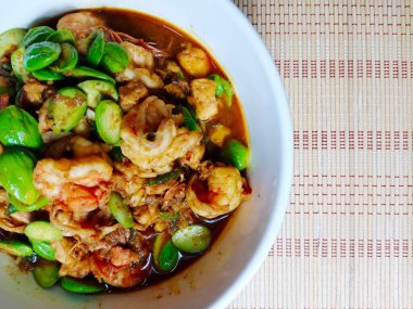 Stir-Fried Sato with Fresh Shrimp The famous food of southern Thailand. that tourists like Including fresh shrimp, young Sato pods and hot red curry paste