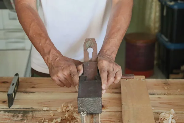 Carpenter Using Long Hand Planer Plan Wood Surface Smooth Wood — Stockfoto