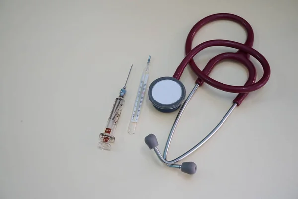 Red Stethoscope Syringe Thermometer Table Clinic Medical Health Concepts Copy — Fotografie, imagine de stoc