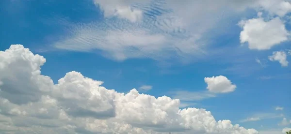 Piękne Błękitne Niebo Białymi Chmurami — Zdjęcie stockowe