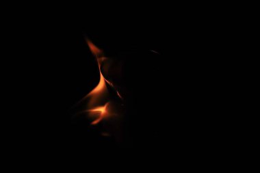 siyah arka plan üzerine izole alevler ateş.