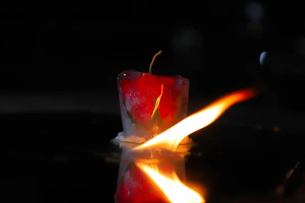 Płonąca Czerwona Róża Świeca Lodowa Nocy — Zdjęcie stockowe