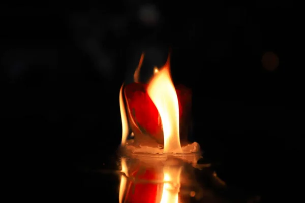 Płonąca Świeca Ogniu Czarnym Tle — Zdjęcie stockowe
