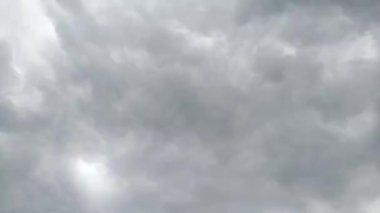 Şiddetli bir fırtınadan önce siyah bulutların tam HD çözünürlüğündeki hızlandırılmış video görüntüsü.