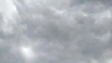Şiddetli bir fırtınadan önce siyah bulutların tam çözünürlükte hızlandırılmış videosu. Tam HD 1980x1080