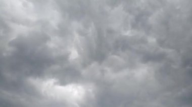 Şiddetli bir fırtınadan önce siyah bulutların tam HD çözünürlüğündeki hızlandırılmış video görüntüsü.