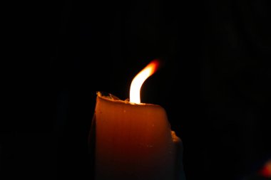 Candel ışığı seni aydınlatır.