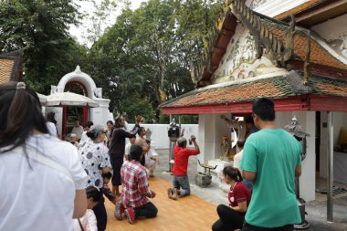 Bangkok, Tayland 2021-09-09, sadaka verme töreninde madeni paralar serpiştirildi. Budist geleneği