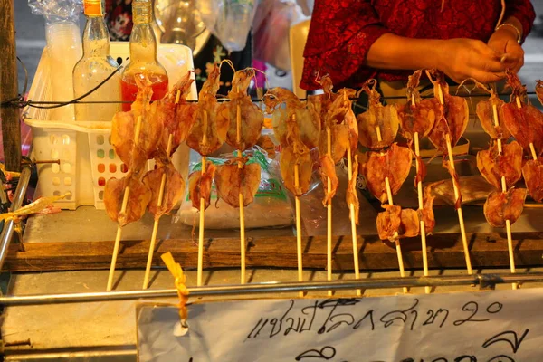 Сушений Кальмар Традиційні Кальмари Ряд Сушених Кальмарів Продаж Вулична Їжа — стокове фото