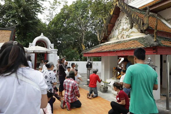 Bangkok Thailand 2021 Munten Strooien Bij Wijdingsceremonie Aalmoezen Geven Boeddhistische — Stockfoto