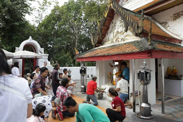 Bangkok Thailand 2021 Munten Strooien Bij Wijdingsceremonie Aalmoezen Geven Boeddhistische — Stockfoto