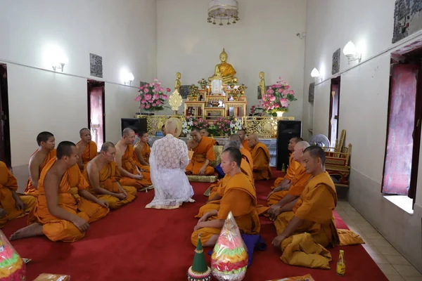 Neu Geweihte Buddhistische Mönche Beten Mit Priesterprozession Ein Neu Geweihter — Stockfoto