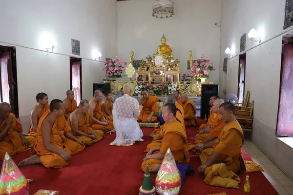 Nyligen Ordinerade Buddistiska Munkar Ber Med Prästprocession Nyvigd Buddistisk Munk — Stockfoto