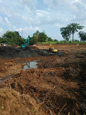 İki kazıcı Jatinangor 'da toprak kazıyor.