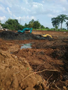 İki kazıcı Jatinangor 'da toprak kazıyor.