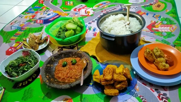 Liwet Rice One Typical Sundanese Menu — 图库照片