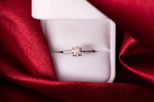 Noivado Diamante Anel Casamento Uma Caixa Tecido Vermelho — Fotografia de Stock