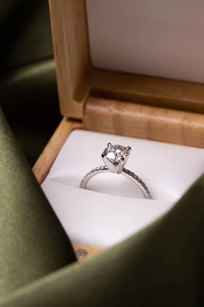 Casamento Diamante Anel Noivado Uma Caixa Tecido Verde — Fotografia de Stock