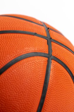 Sade beyaz arka planda turuncu basketbol