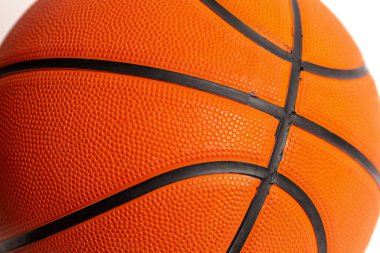 Sade beyaz arka planda turuncu basketbol