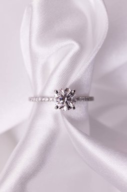 Beyaz kumaşlı elmas nişan yüzüğü.