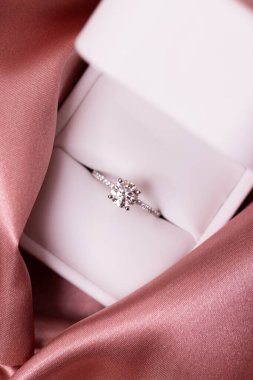 Pembe kumaşlı bir kutuda elmas evlilik ya da nişan yüzüğü
