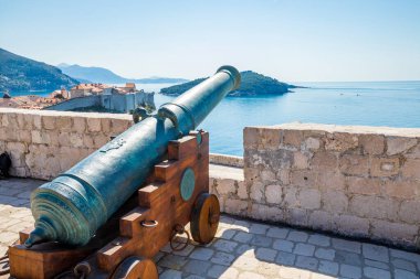 Dubrovnik 'in eski şehir duvarlarında denize bakan top.